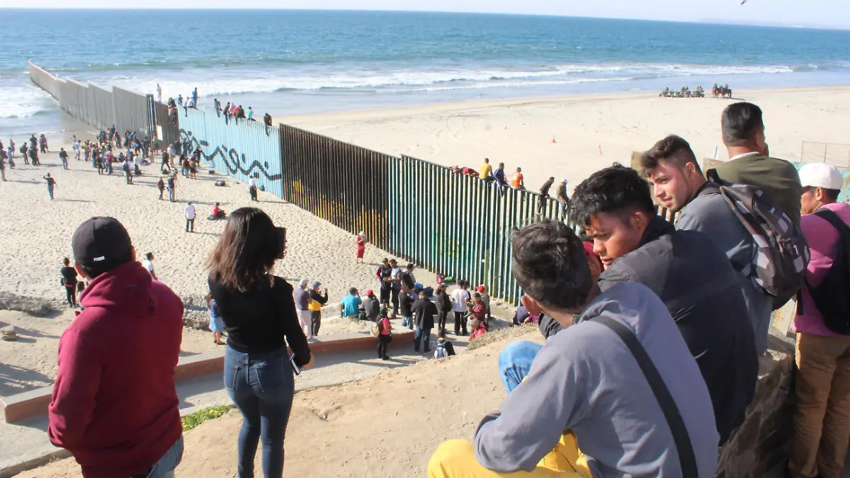 Migrantes Hondureños y migras en playas de Tijuana (18)